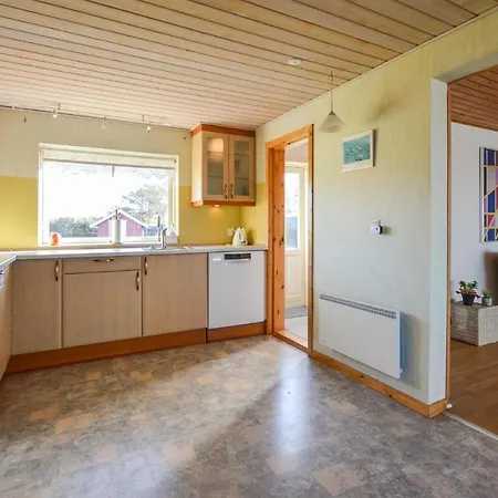 Vakantiehuis Three-bedroom Holiday In *