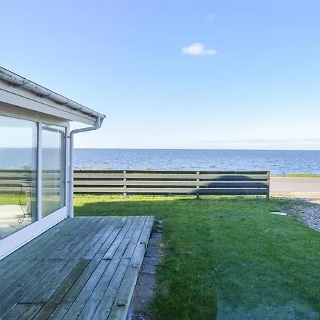 Vakantiehuis Three-bedroom Holiday In *